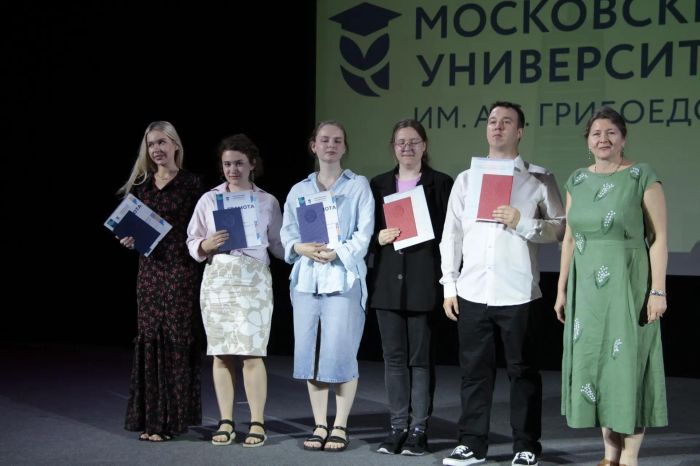 Вручение дипломов бакалаврам и магистрам