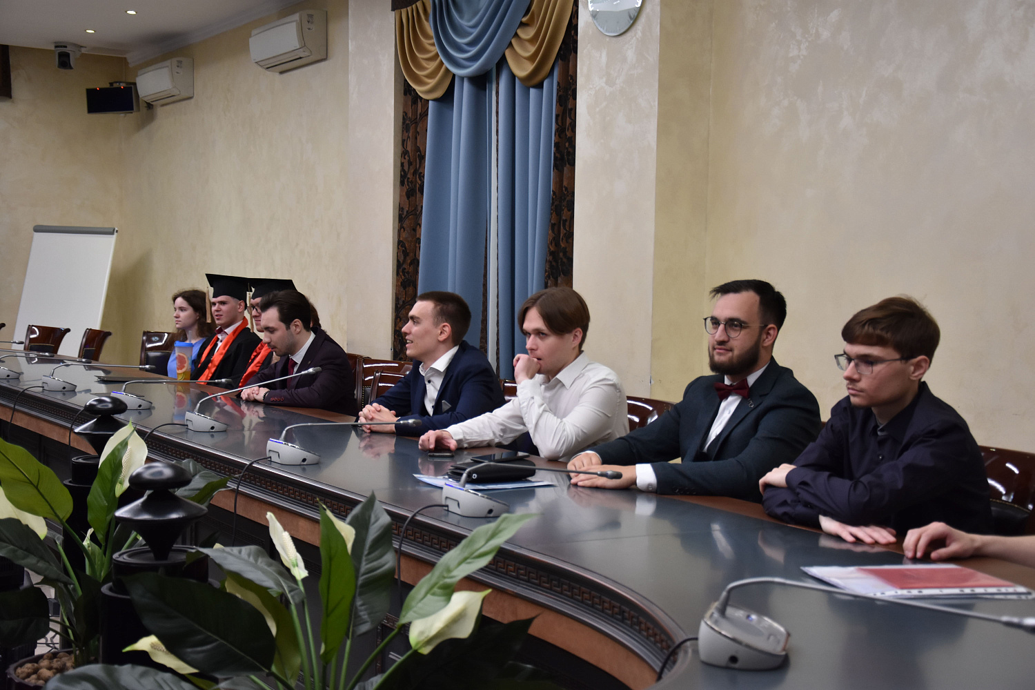 Вручение дипломов выпускникам факультета журналистики