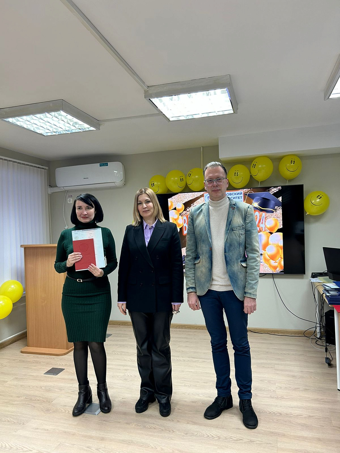 Вручение дипломов выпускникам Института международной экономики, лидерства и менеджмента