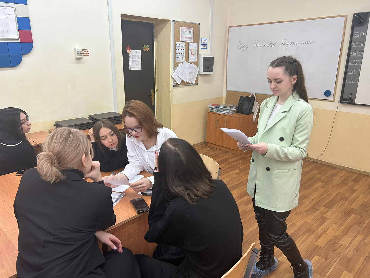 Студенты-амбассадоры Института международной экономики, лидерства и менеджмента провели со школьниками  профориентационную игру «Финансовая безопасность»
