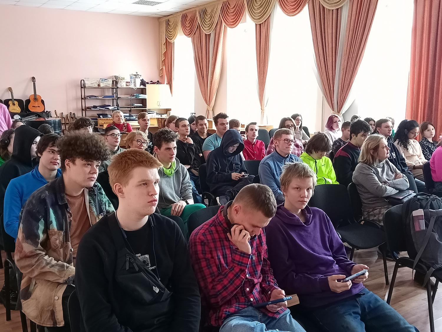 Школьники научились снимать отпечатки пальцев и определять характер человека по почерку