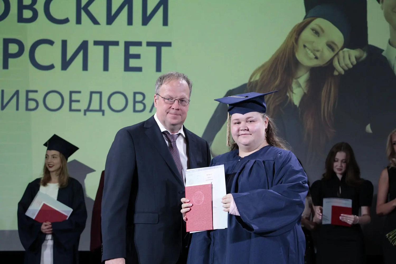 Вручение дипломов бакалаврам и магистрам