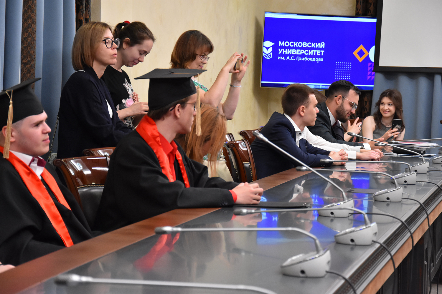 Вручение дипломов выпускникам факультета журналистики