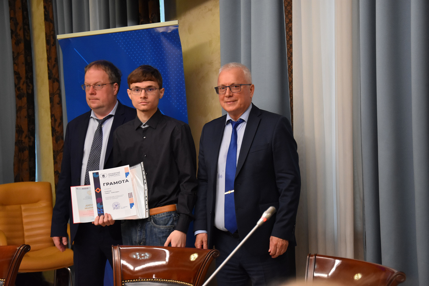 Вручение дипломов выпускникам факультета журналистики