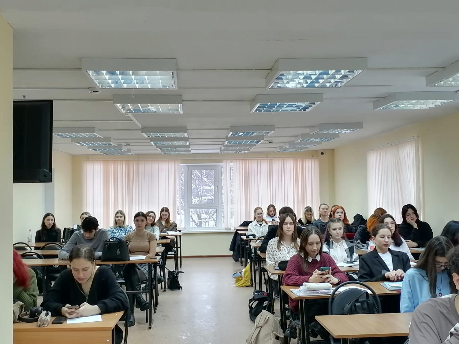 Круглый стол «Билингвы и полиглоты: конфликт идентичности или диалог культур»