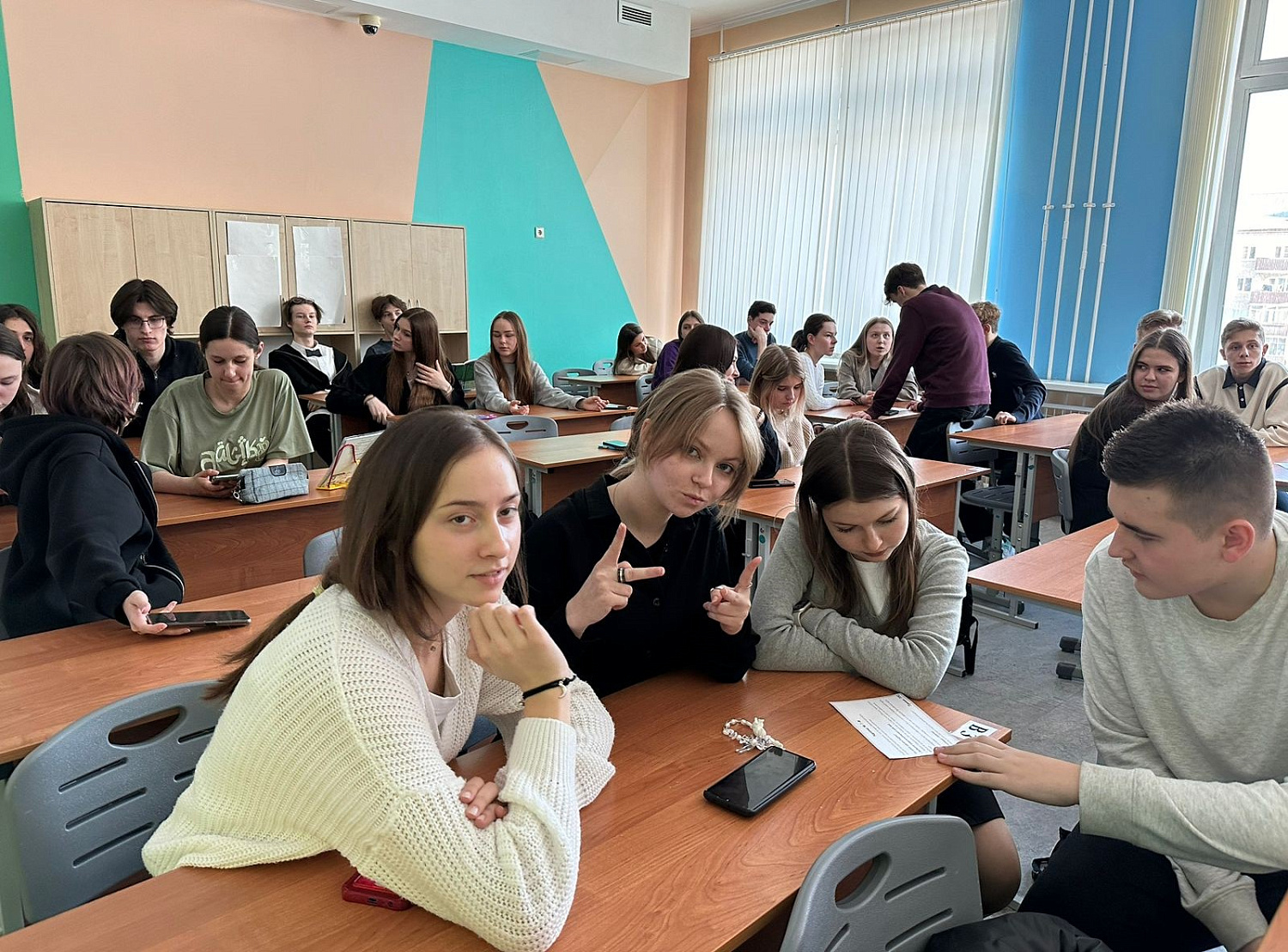 Студенты-амбассадоры Института международной экономики, лидерства и менеджмента посетили  Школу № 2098 
