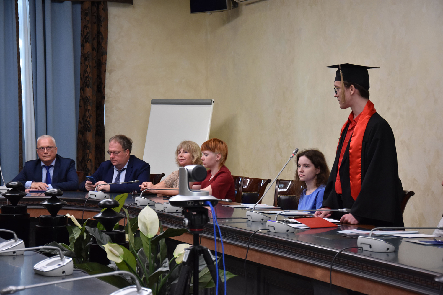 Вручение дипломов выпускникам факультета журналистики