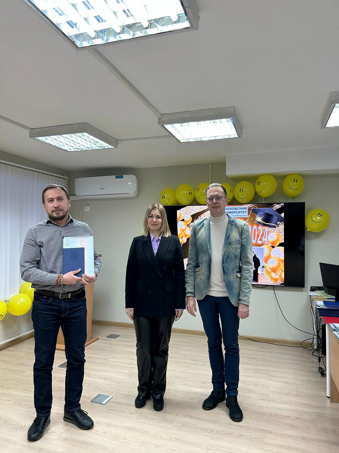 Вручение дипломов выпускникам Института международной экономики, лидерства и менеджмента