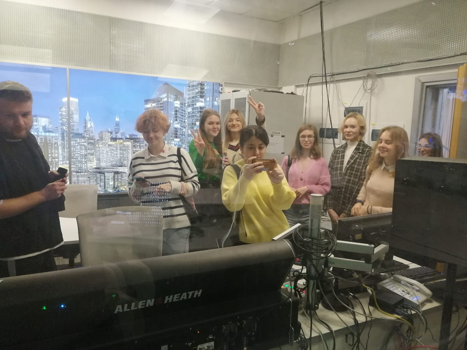 Первокурсники факультета журналистики побывали на "Авторадио"