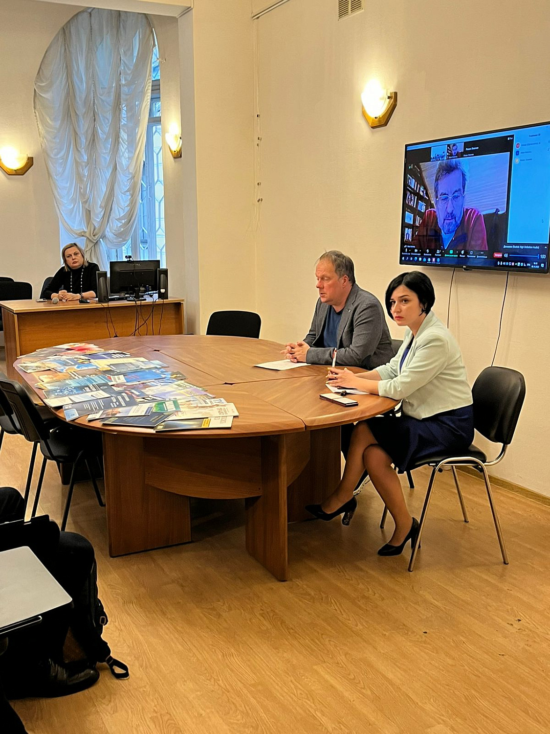 На встрече аспирантов-юристов с ректором ИМПЭ им. А.С. Грибоедова академиком РАО Грибом В.В. были вручены удостоверения