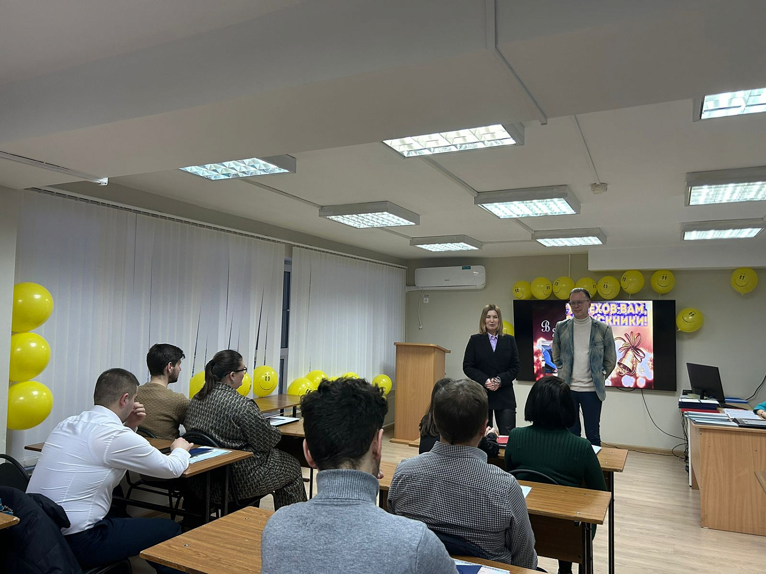 Вручение дипломов выпускникам Института международной экономики, лидерства и менеджмента