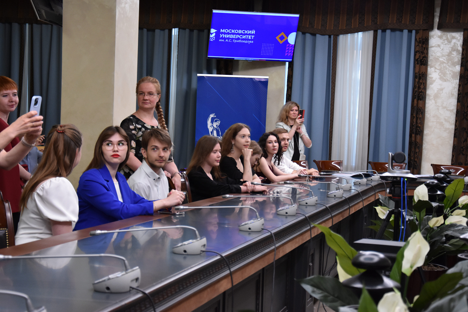 Вручение дипломов выпускникам факультета журналистики