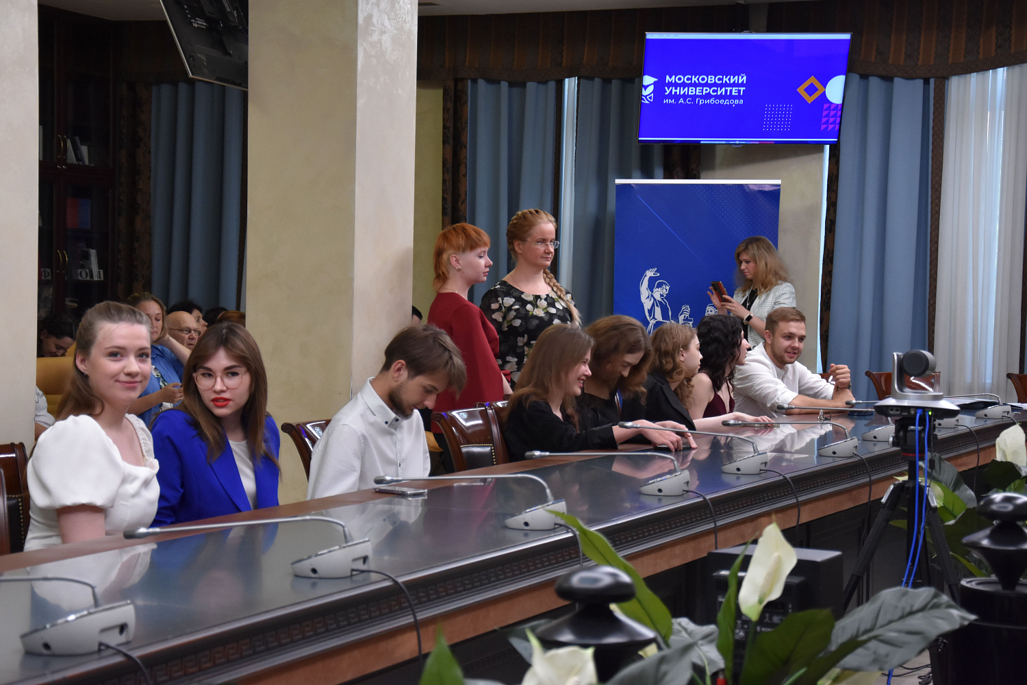 Вручение дипломов выпускникам факультета журналистики