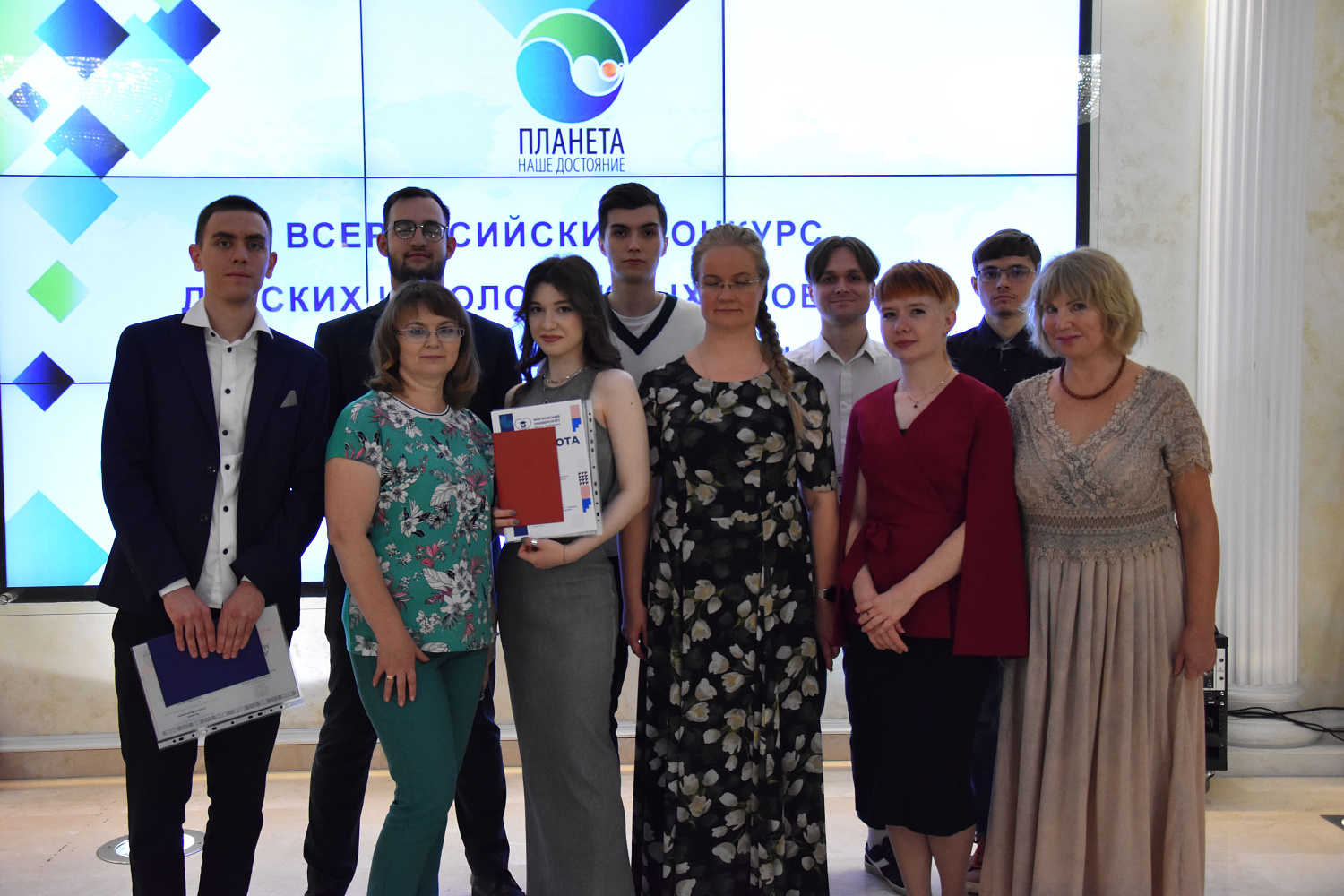 Вручение дипломов выпускникам факультета журналистики