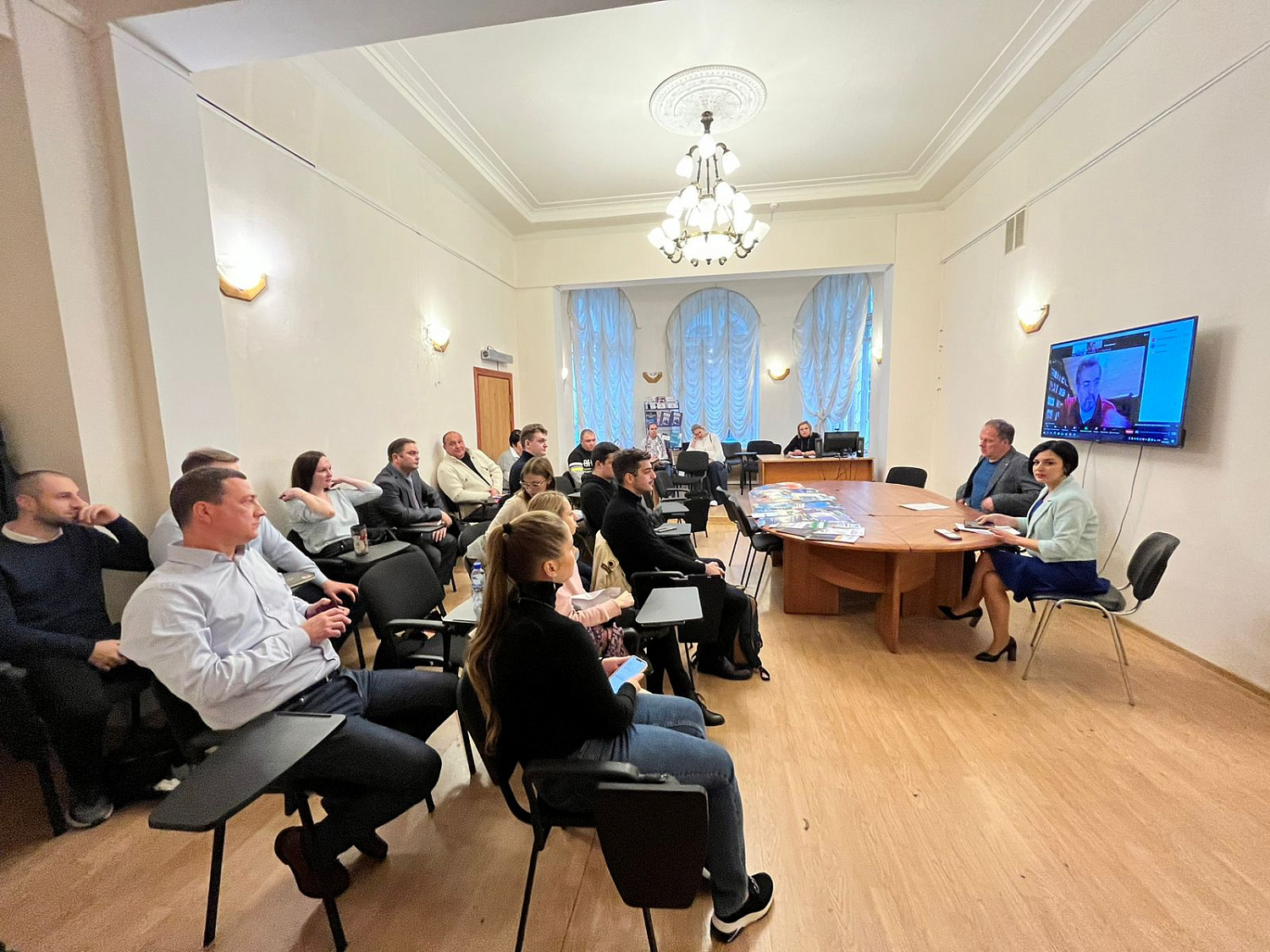 На встрече аспирантов-юристов с ректором ИМПЭ им. А.С. Грибоедова академиком РАО Грибом В.В. были вручены удостоверения
