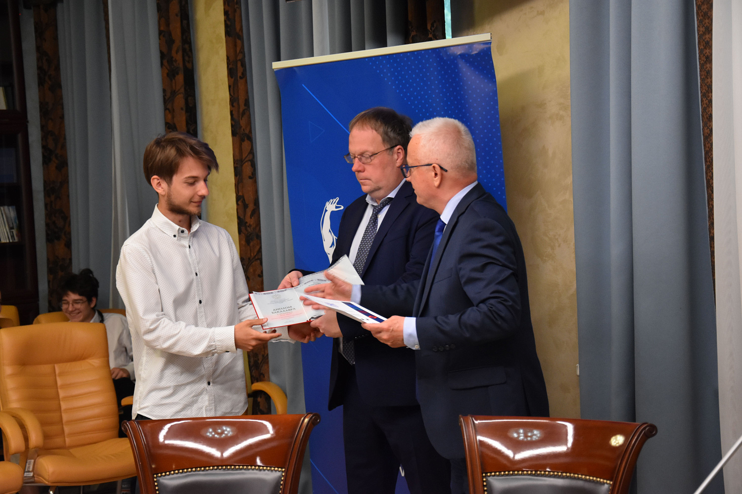 Вручение дипломов выпускникам факультета журналистики