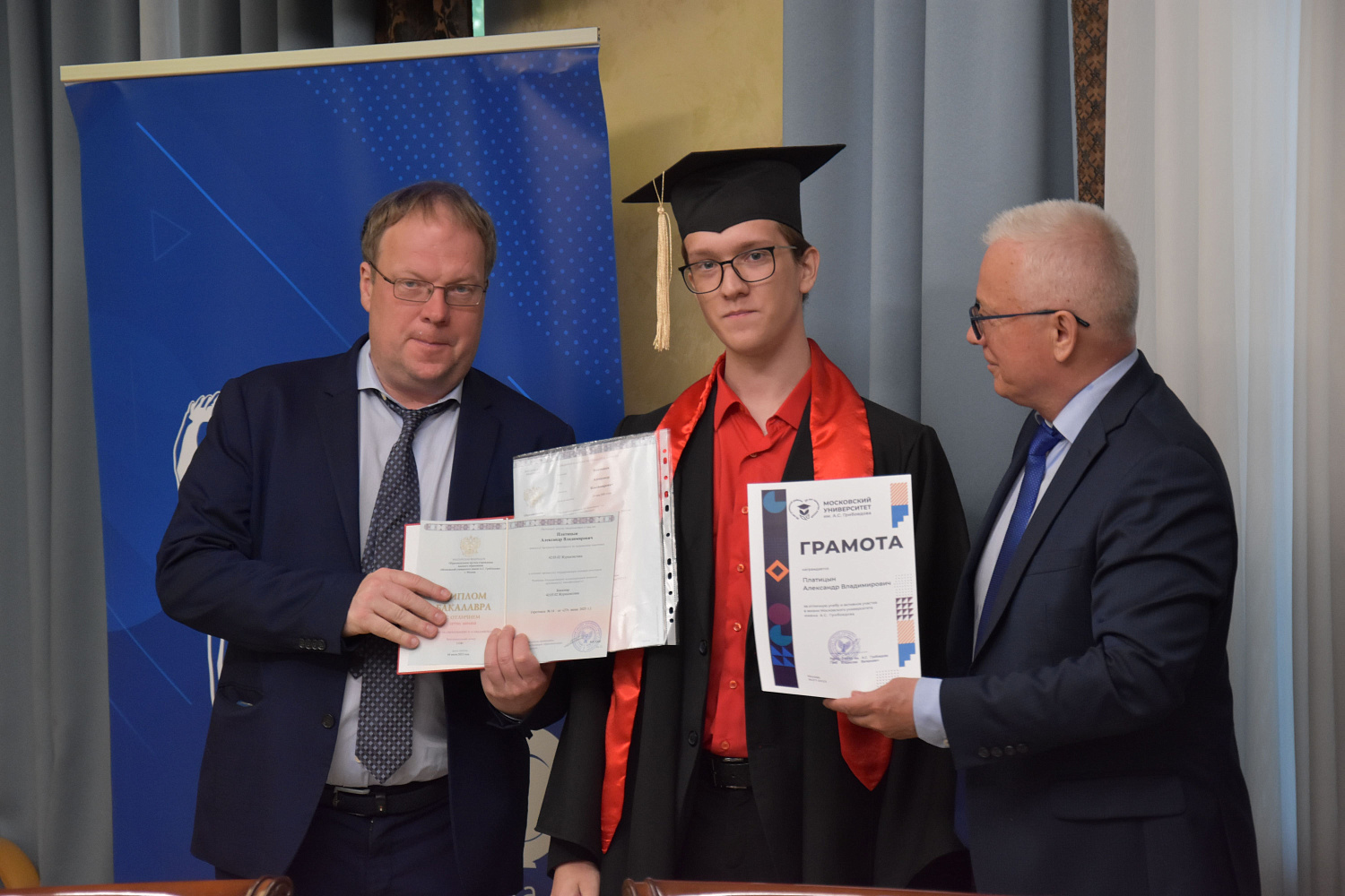 Вручение дипломов выпускникам факультета журналистики