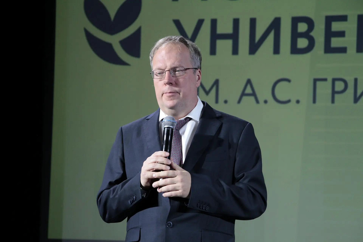 Вручение дипломов бакалаврам и магистрам