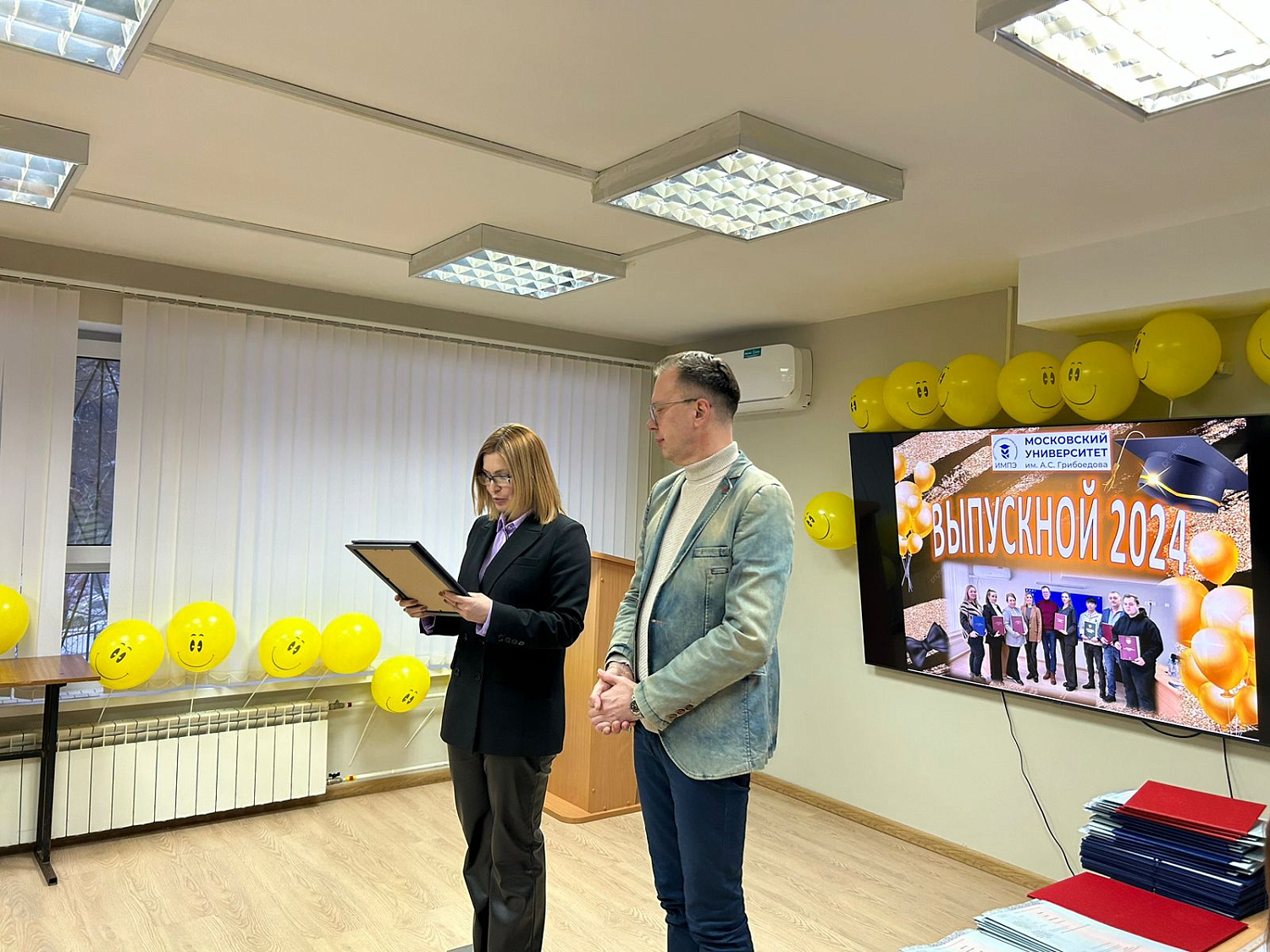 Вручение дипломов выпускникам Института международной экономики, лидерства и менеджмента